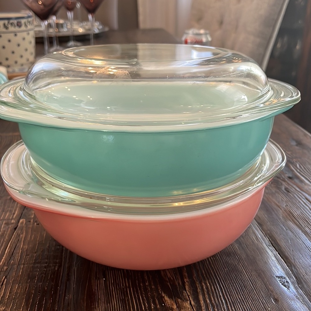 Beautiful Vintage Pyrex bowls with glass lids in excellent condition
